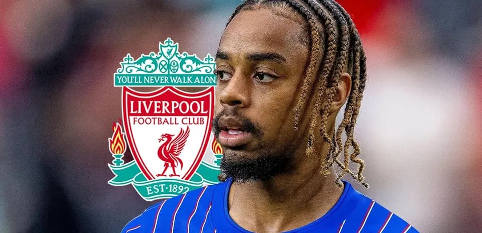 Jugador de Liverpool en uniforme azul cerca del logo