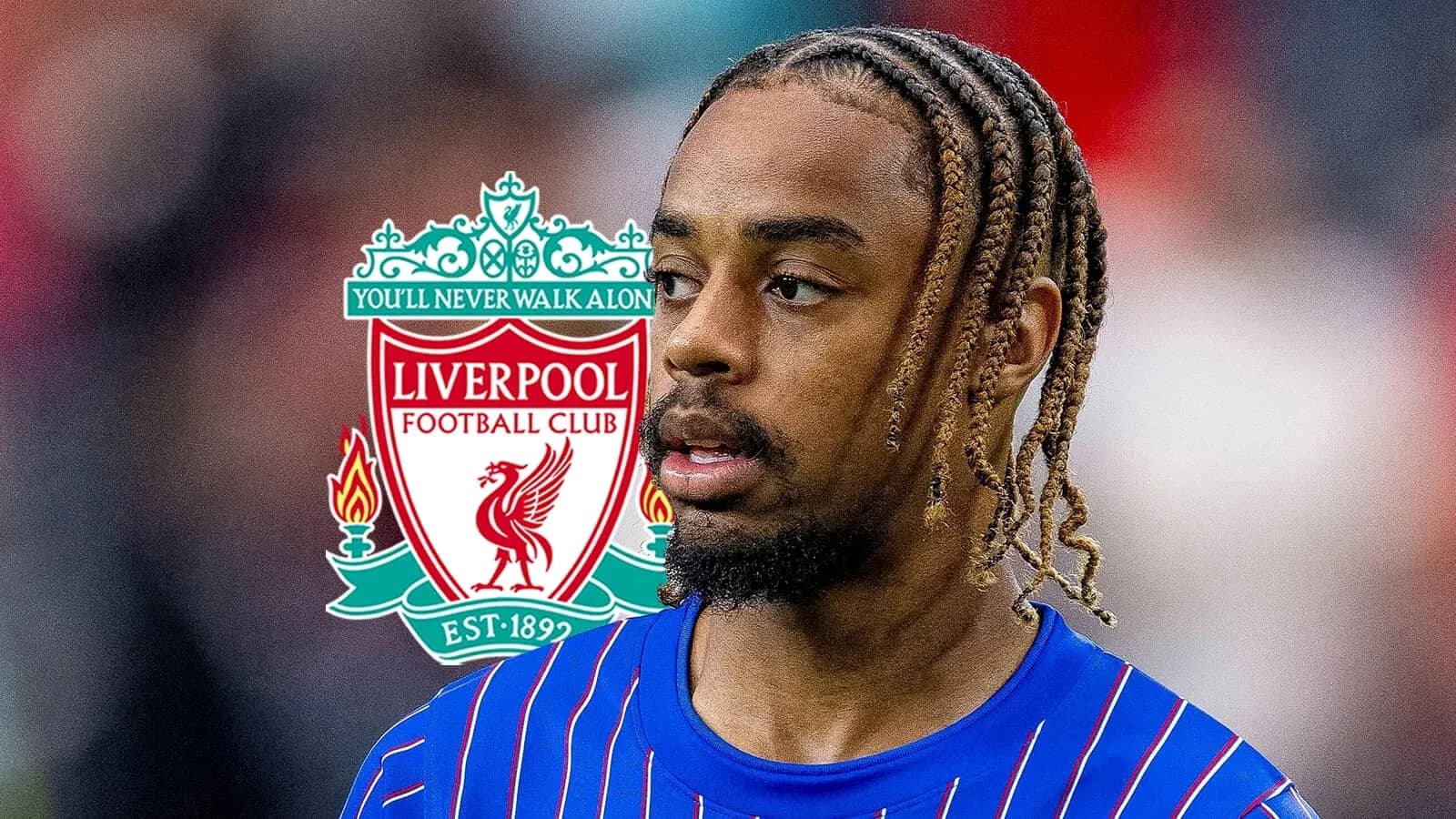Jugador de Liverpool en uniforme azul cerca del logo