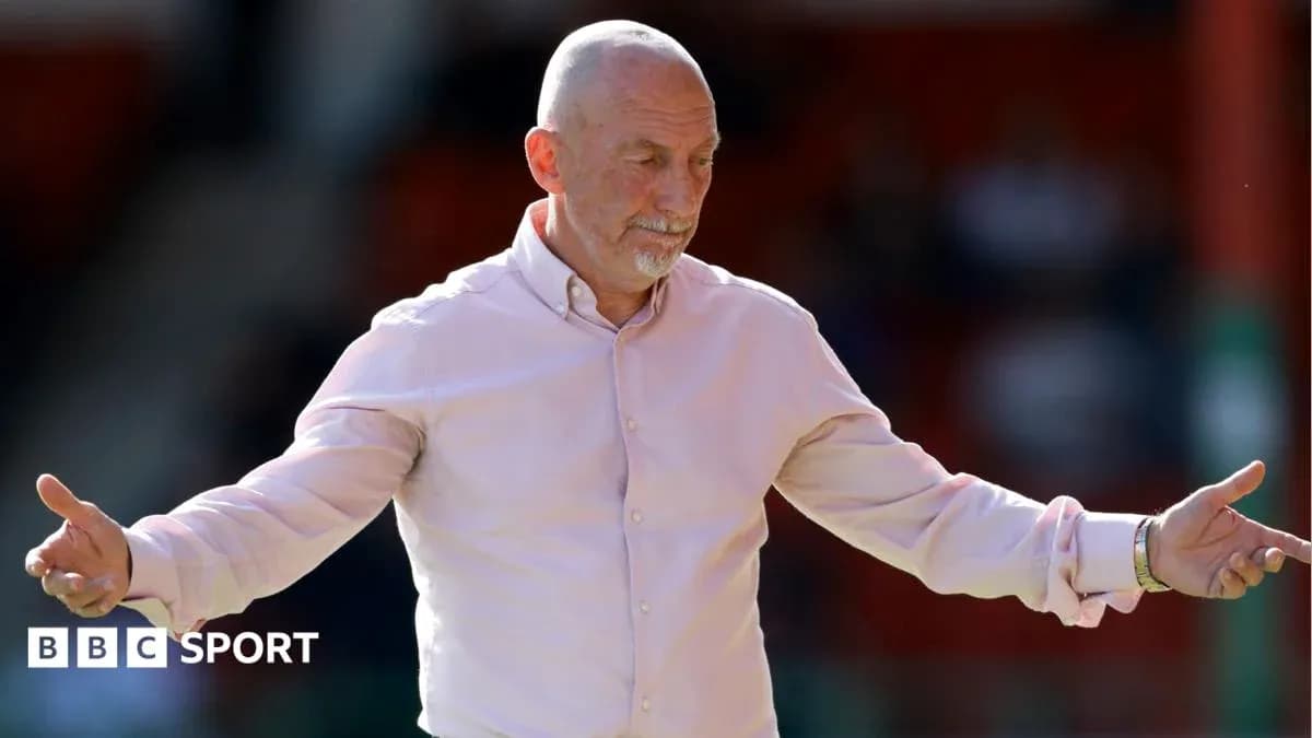 Entrenador gesticulando durante un partido