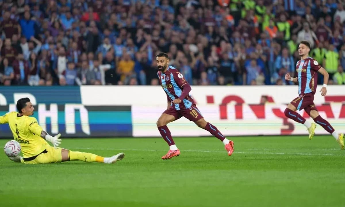 Jugador de Trabzonspor ante el portero rival en acción