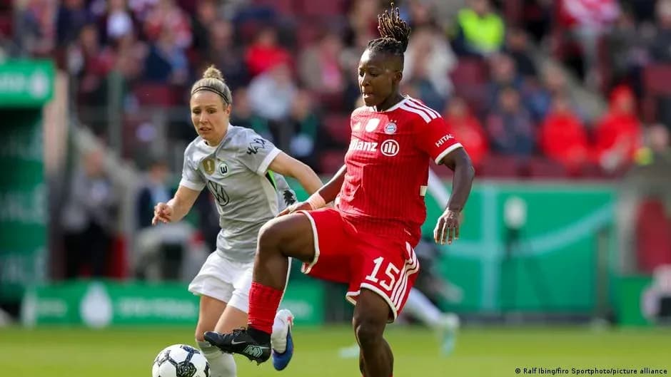 Jugadora del Bayern controlando el balón durante el partido