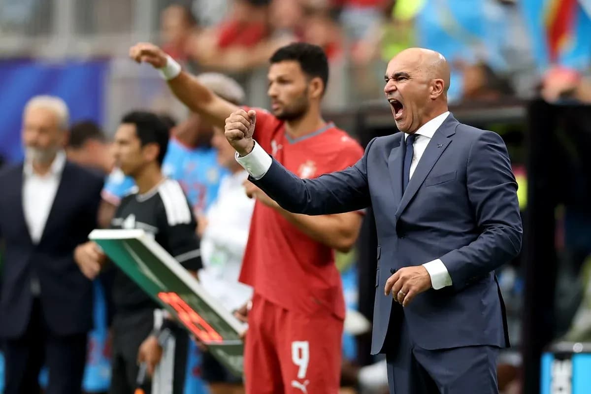 Entrenador dirigiendo al equipo durante el partido