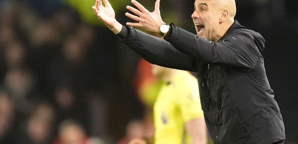 Entrenador gesticulando durante el partido en la banca