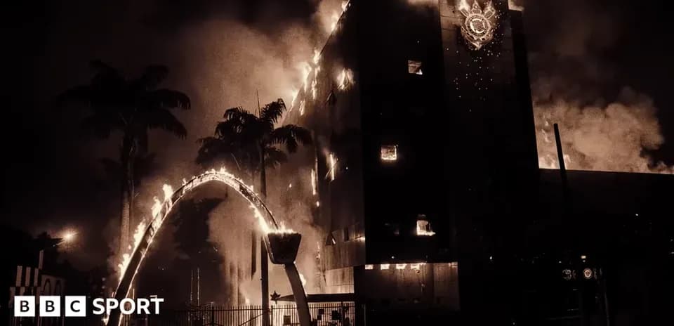 Edificio en llamas con palmeras alrededor