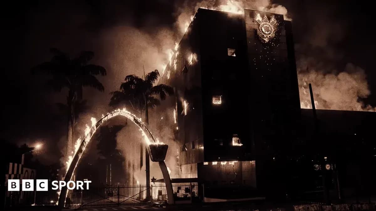 Edificio en llamas con palmeras alrededor