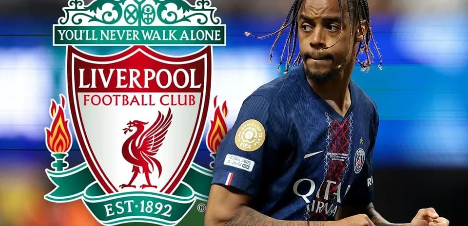 Jugador de PSG corriendo con el logo de Liverpool