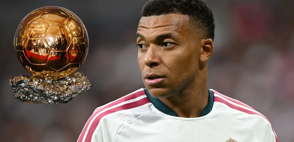 Jugador de fútbol con Balón de Oro en fondo