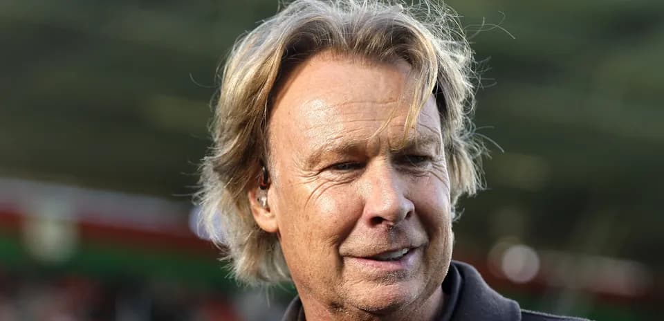 Hombre con cabello largo en un estadio deportivo