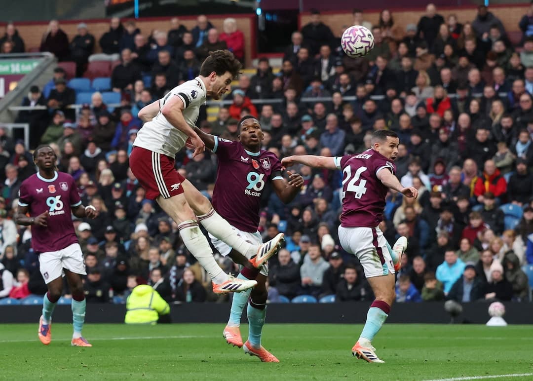 Jugador de Arsenal cabeceando el balón en partido