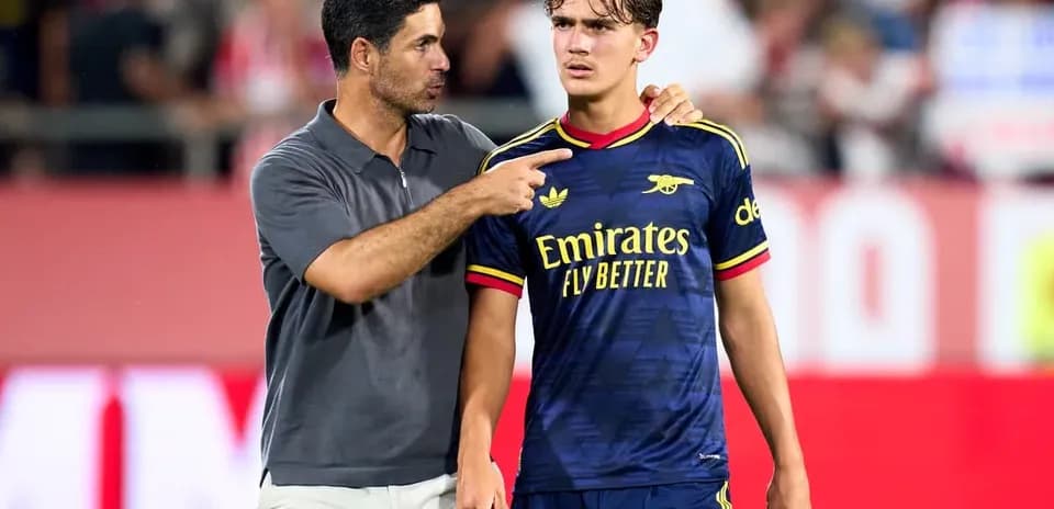 Entrenador hablando con jugador durante el partido