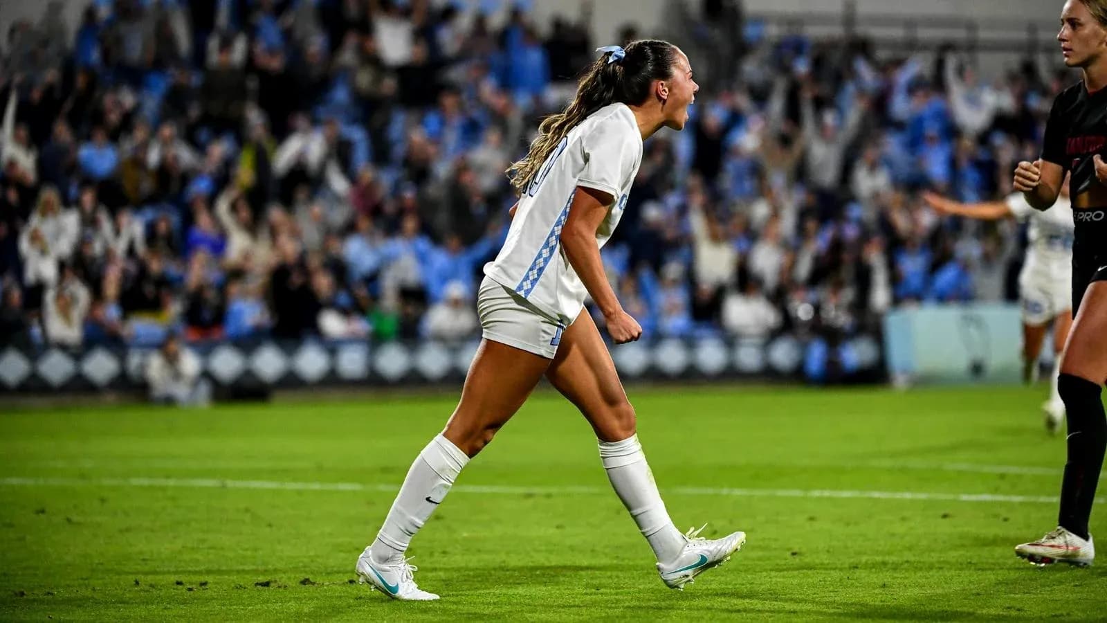 Jugadora celebrando un gol en el partido