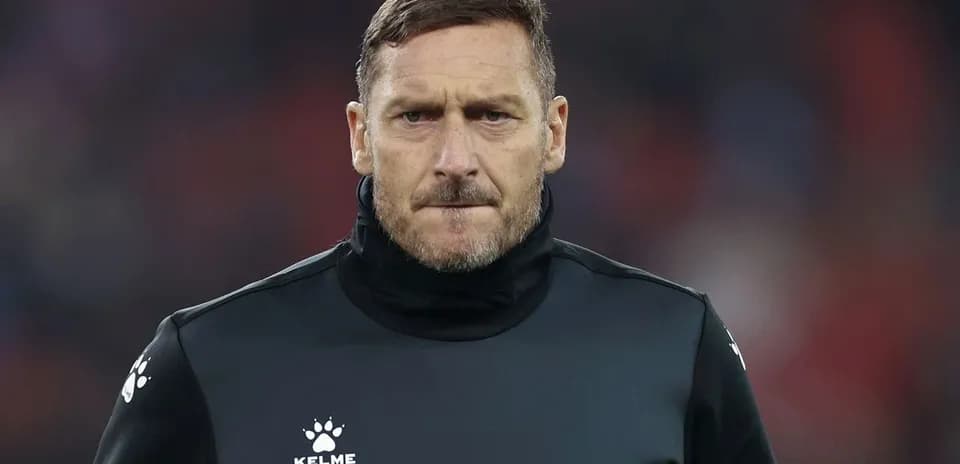 Entrenador mirando intensamente antes del partido