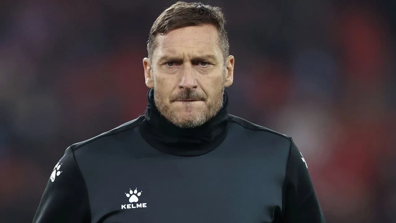 Entrenador mirando intensamente antes del partido