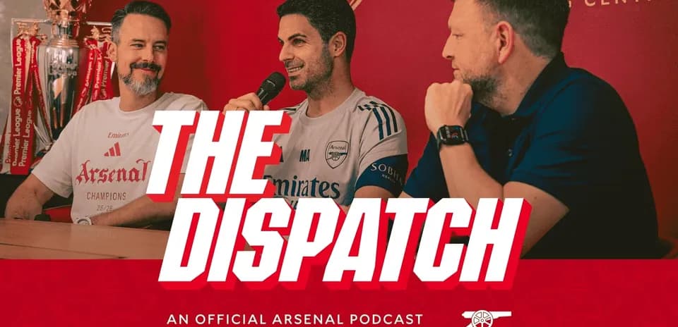 Mikel Arteta en podcast de Arsenal con dos presentadores