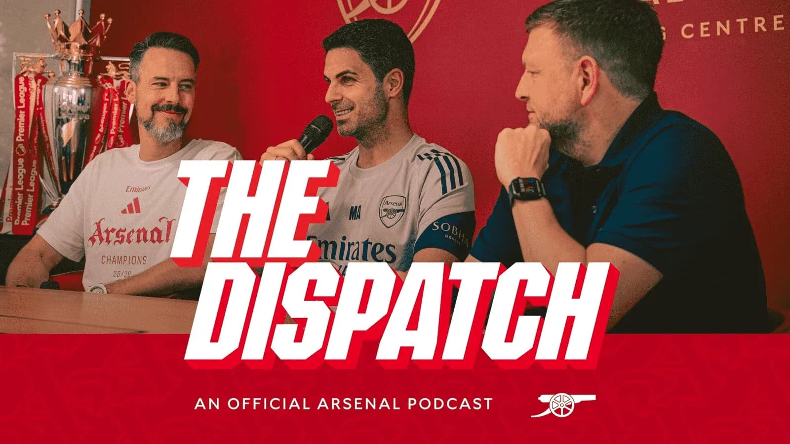 Mikel Arteta en podcast de Arsenal con dos presentadores