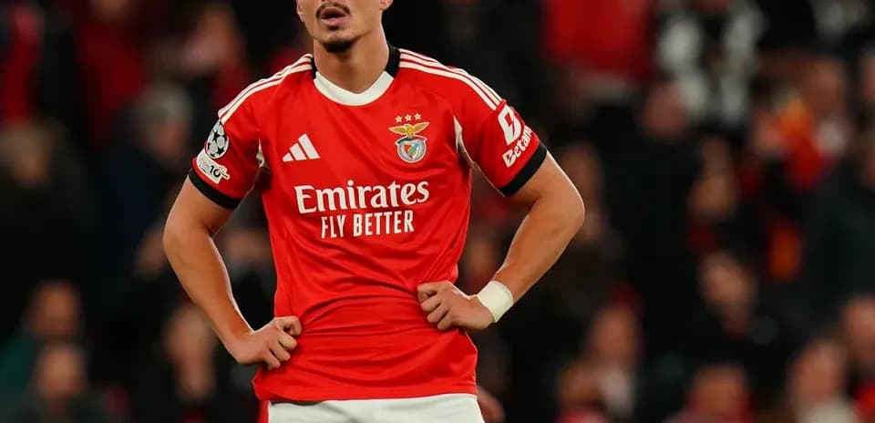 Jugador de Benfica en acción durante el partido