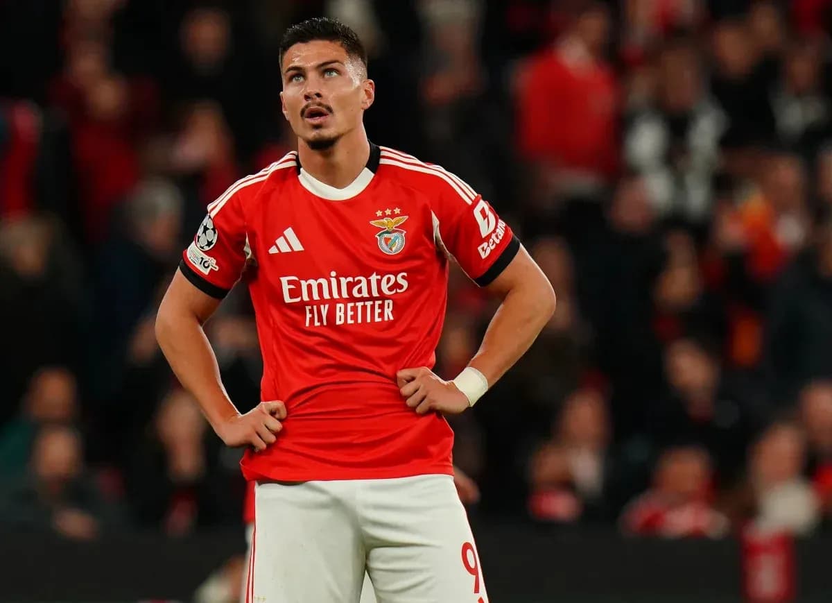Jugador de Benfica en acción durante el partido