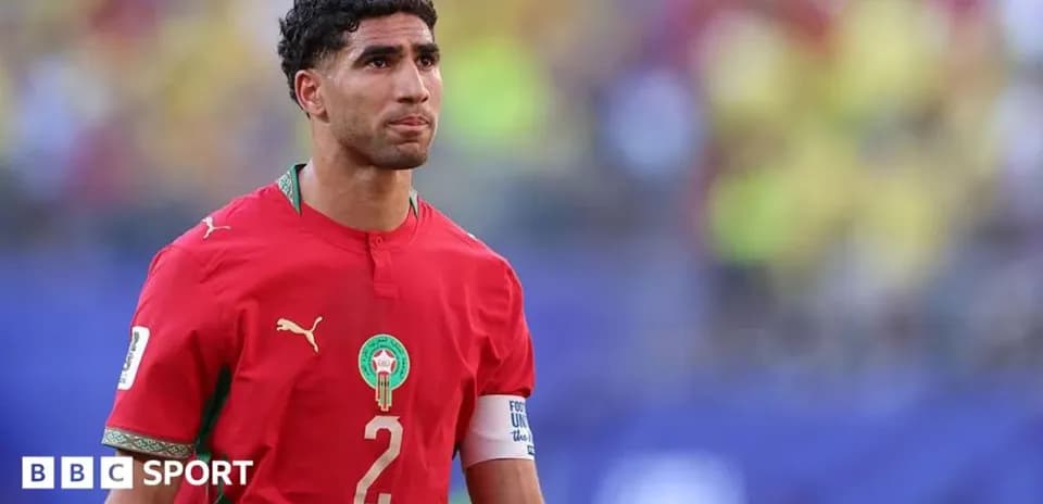 Jugador de Marruecos en uniforme rojo durante partido
