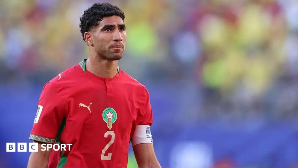 Jugador de Marruecos en uniforme rojo durante partido