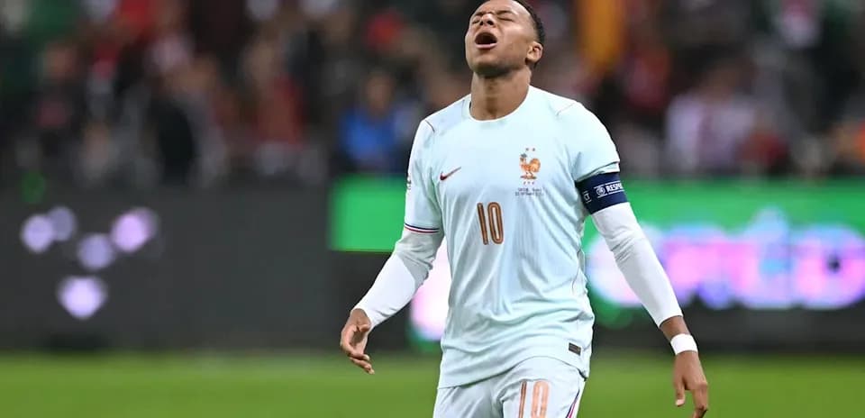 Jugador de Francia con camiseta clara en el campo