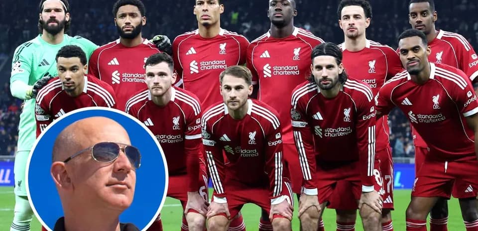 Equipo de Liverpool posando en uniforme rojo