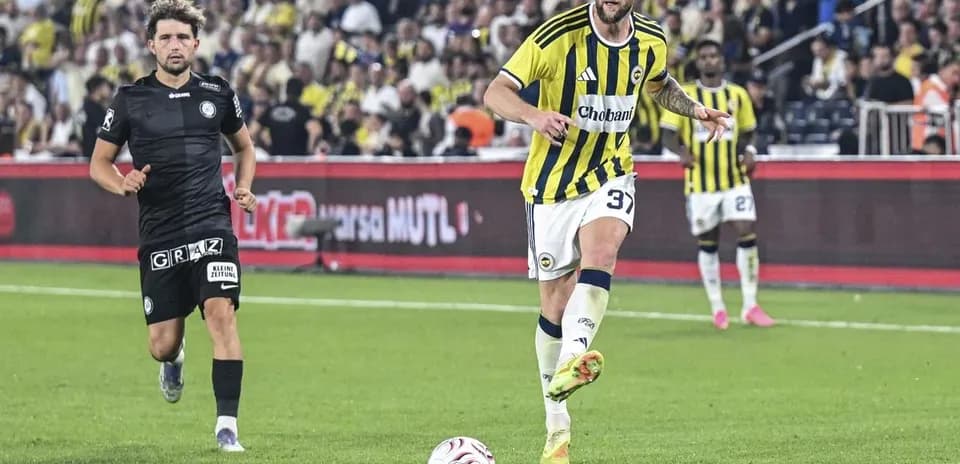Jugador de Fenerbahçe en acción durante el partido