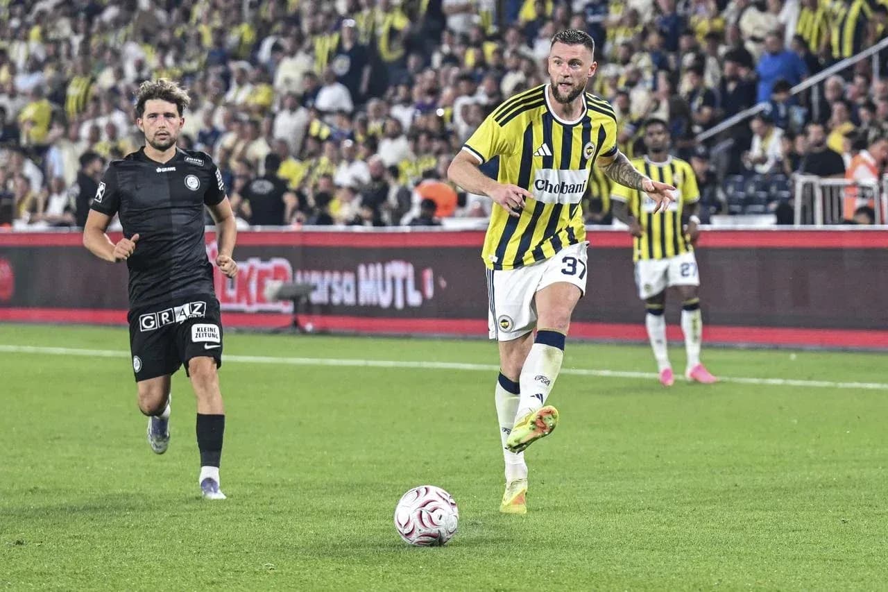 Jugador de Fenerbahçe en acción durante el partido