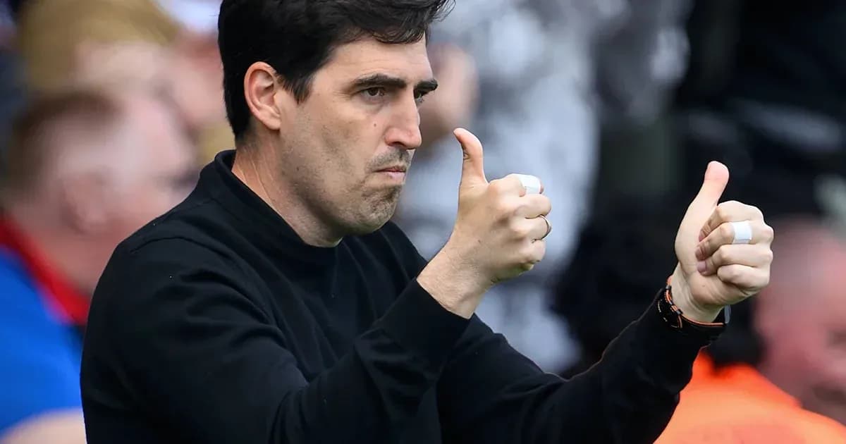 Entrenador mostrando pulgares arriba durante el partido