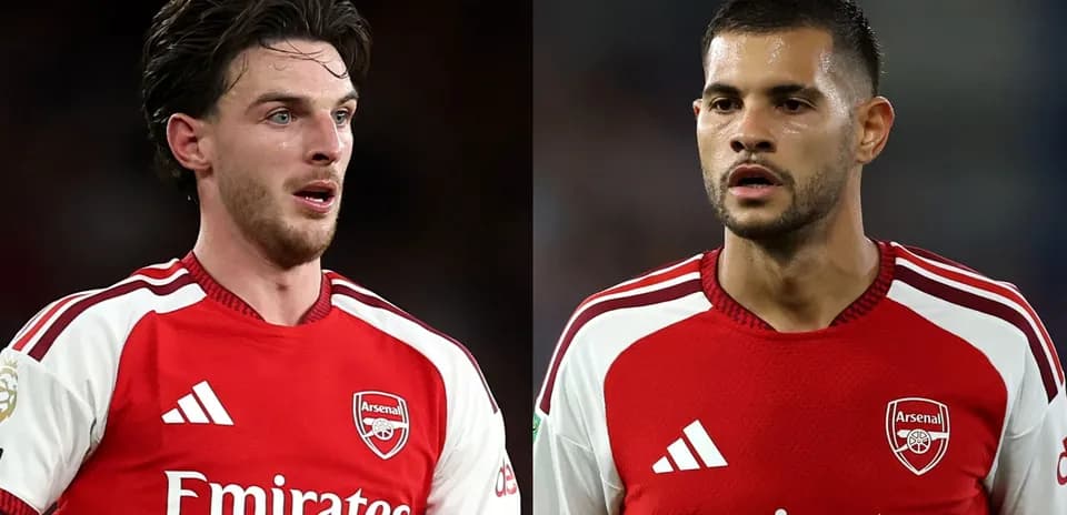 Jugadores de Arsenal en uniforme durante el partido