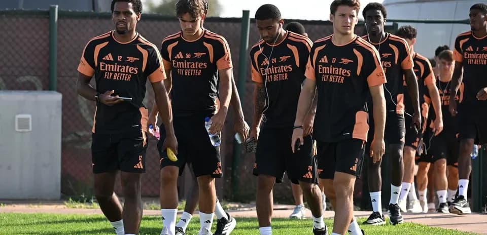 Jugadores de Arsenal caminando hacia el entrenamiento