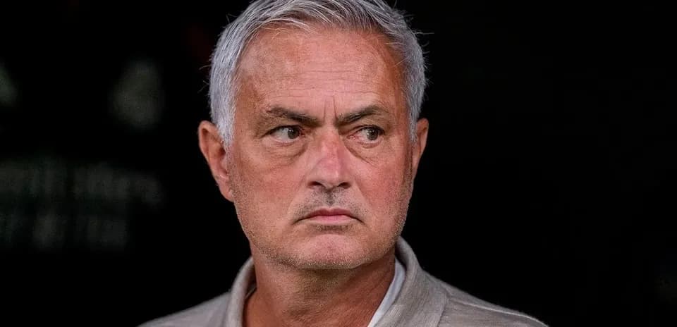 José Mourinho observando desde el banquillo
