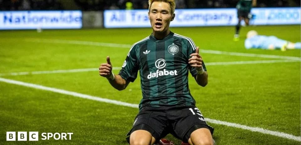 Jugador de Celtic celebrando un gol en el campo