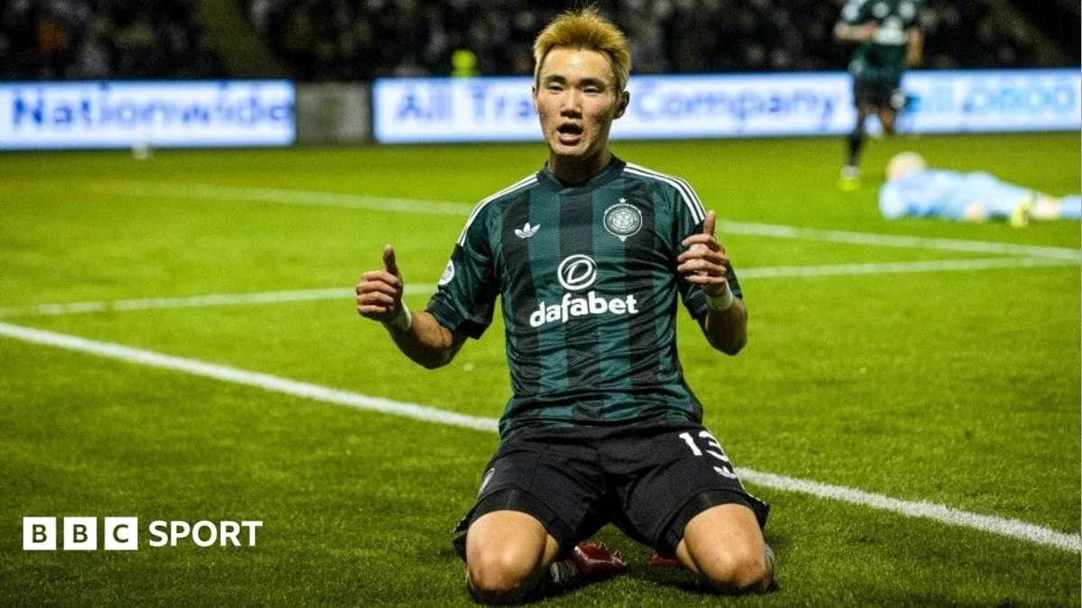 Jugador de Celtic celebrando un gol en el campo