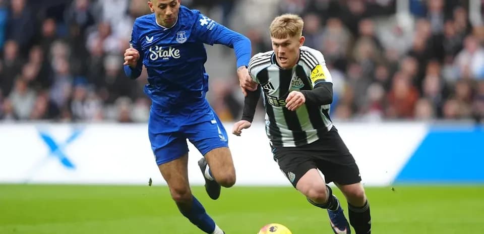 Jugador de Newcastle persiguiendo balón en partido