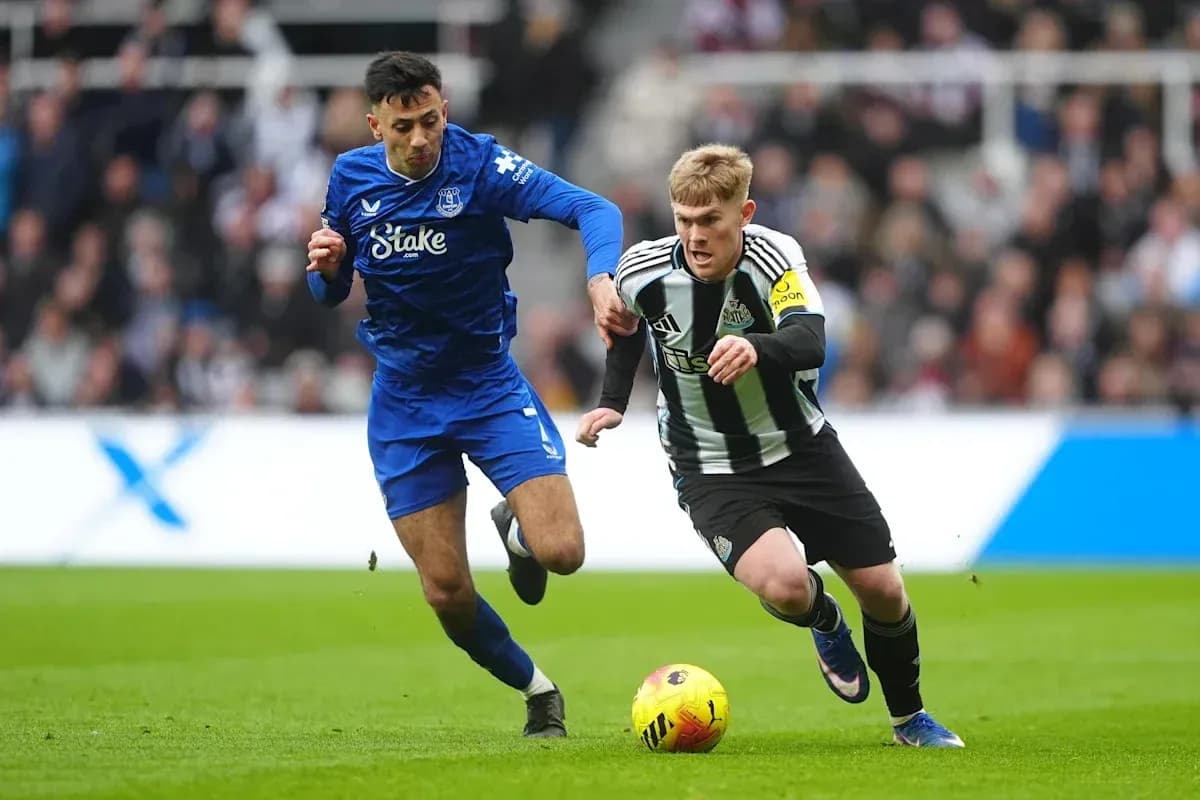 Jugador de Newcastle persiguiendo balón en partido
