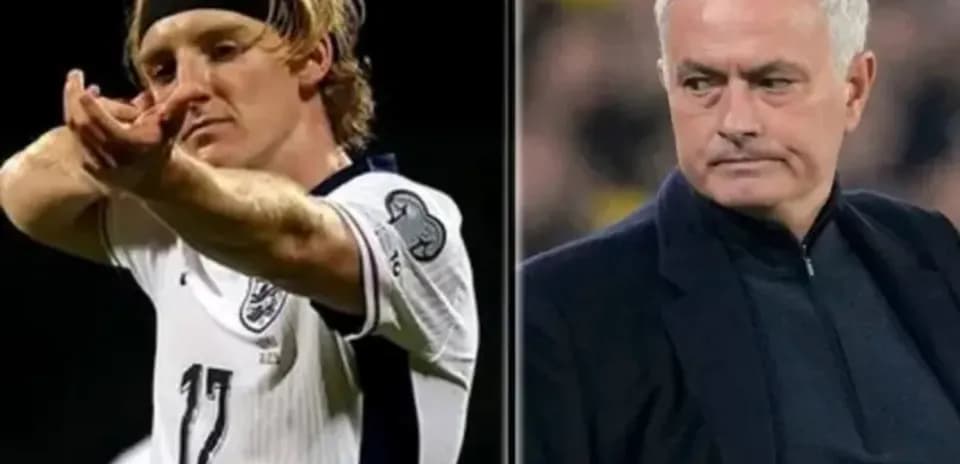 Jugador señalando mientras entrenador observa en partido