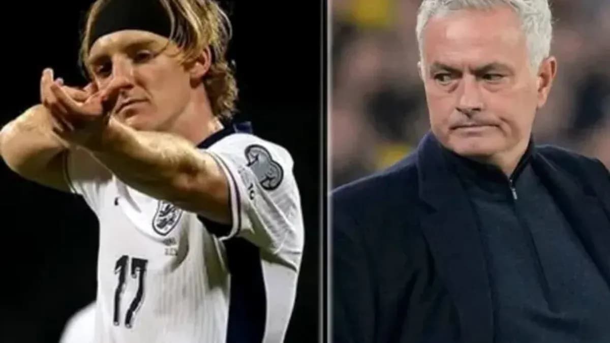 Jugador señalando mientras entrenador observa en partido