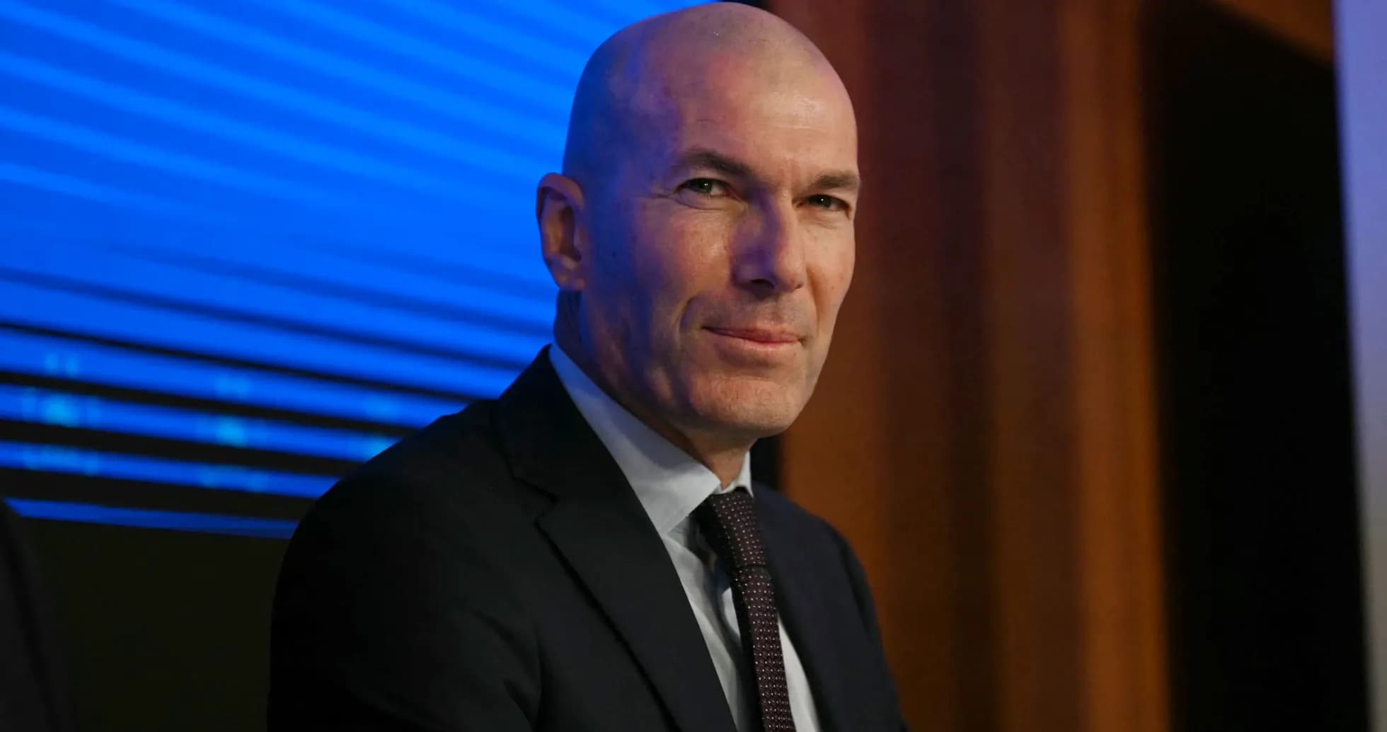 Hombre con traje sentado en conferencia de prensa