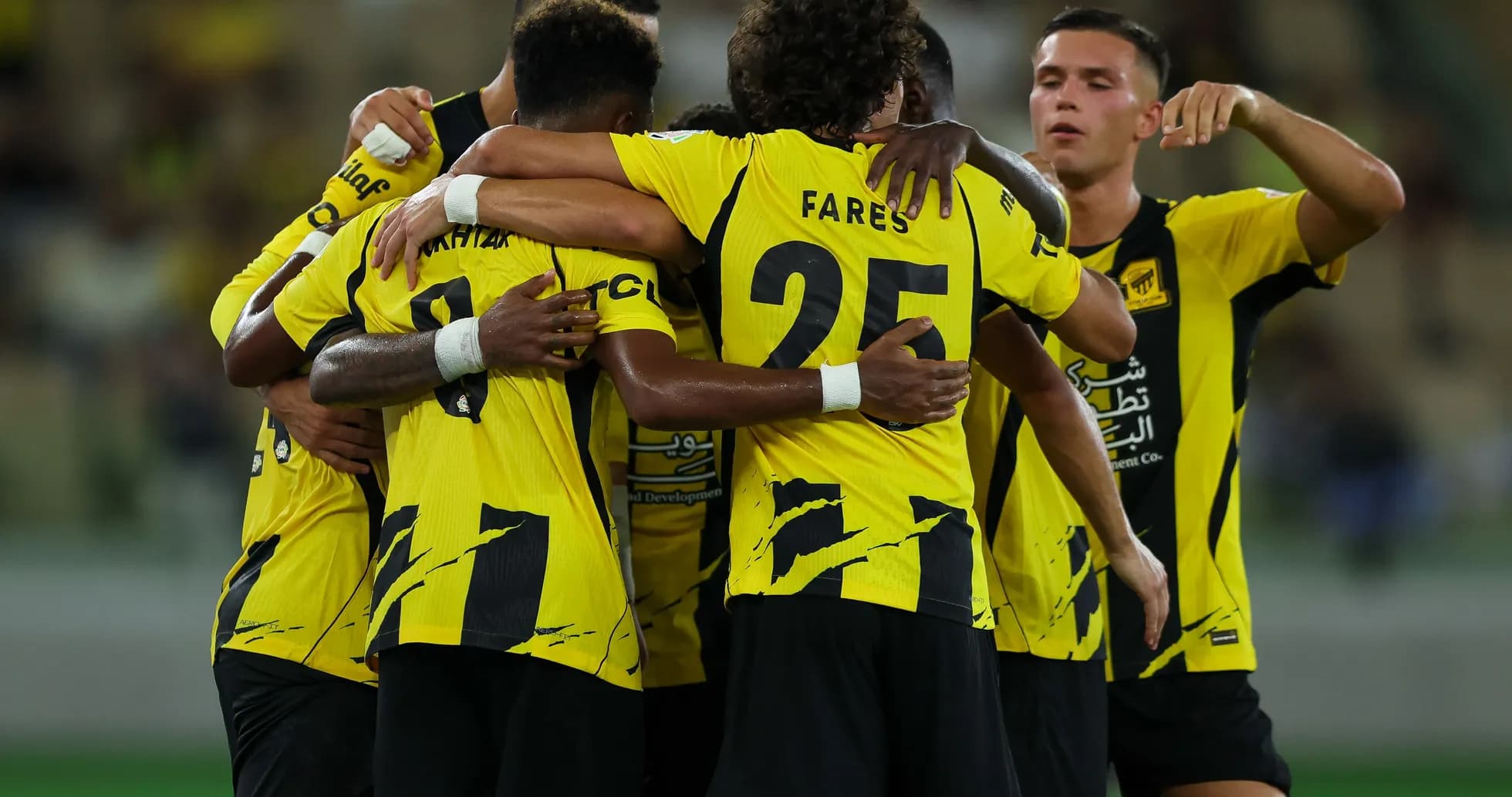 Jugadores del equipo celebrando un gol en grupo