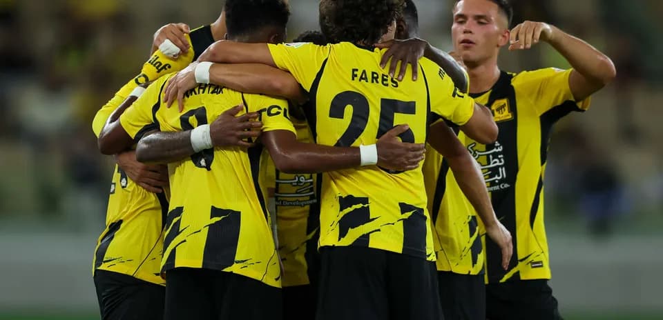 Jugadores del equipo celebrando un gol en grupo