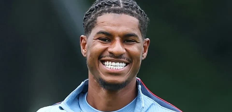 Jugador sonriendo durante la sesión de entrenamiento