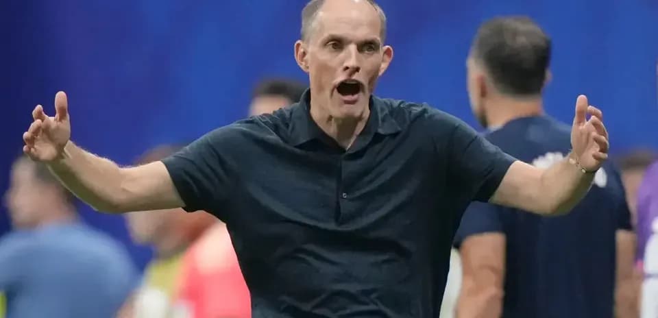 Entrenador gesticulando durante un partido de fútbol