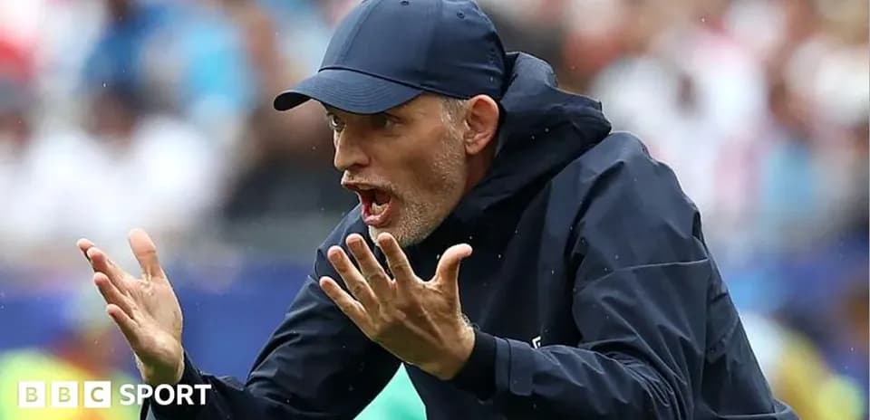Entrenador dirigiendo a su equipo durante el partido