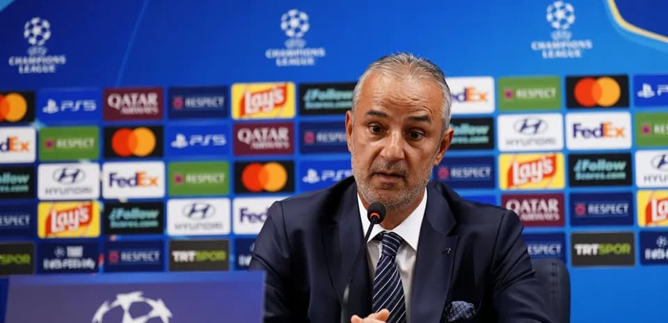 Entrenador hablando en rueda de prensa de la Champions League