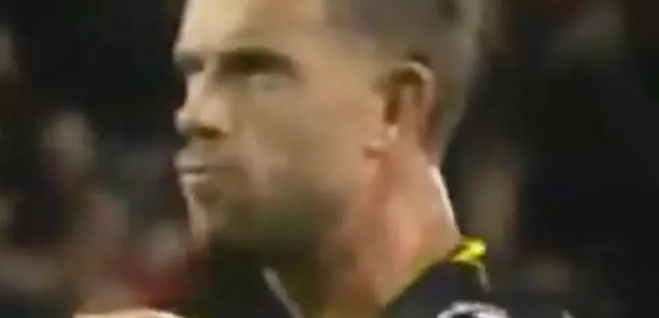 Jugador con expresión seria en partido de fútbol