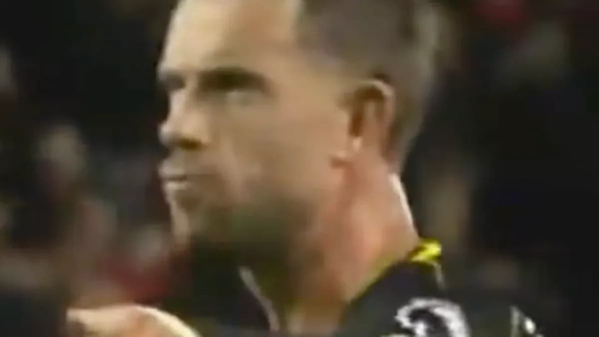 Jugador con expresión seria en partido de fútbol