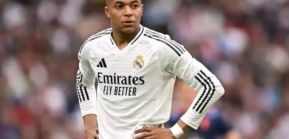 Jugador de fútbol en uniforme del Real Madrid