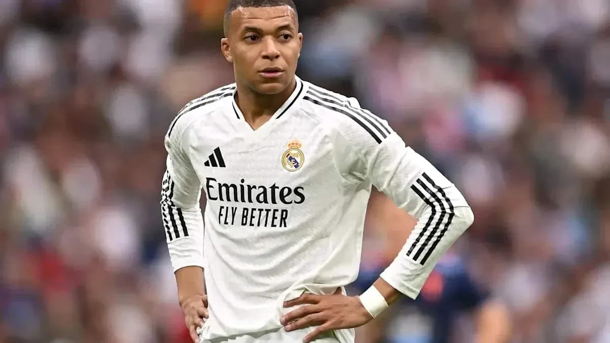 Jugador de fútbol en uniforme del Real Madrid