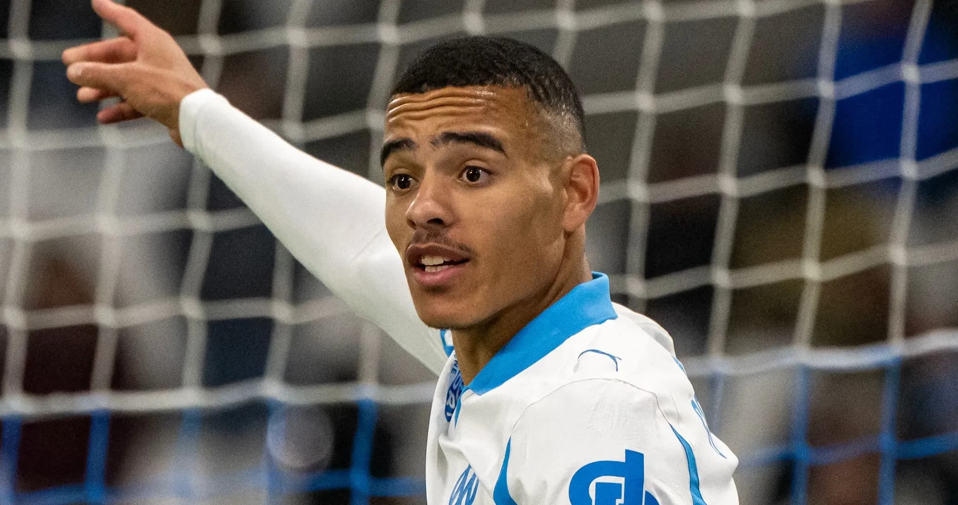 Jugador de Olympique de Marsella señalando durante el partido