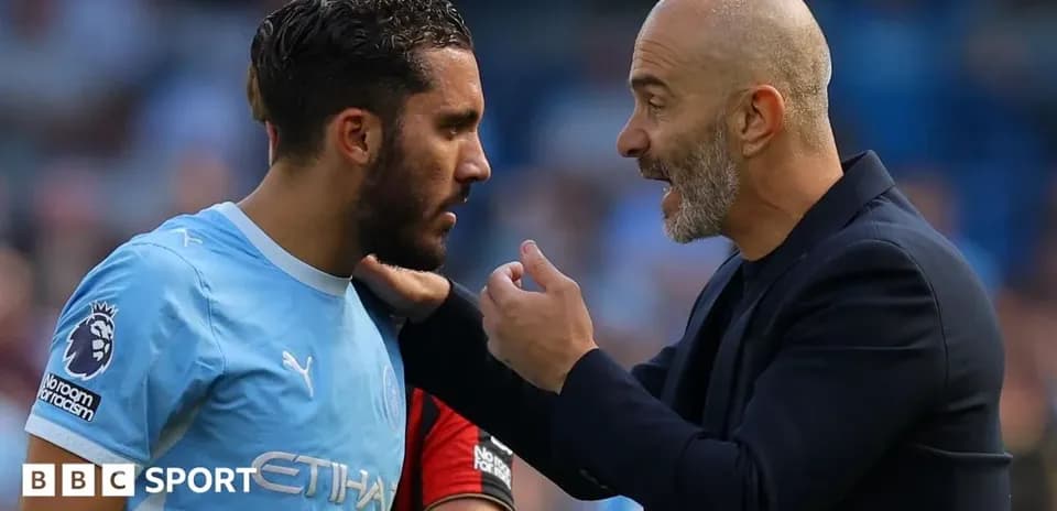 Entrenador hablando con jugador durante partido